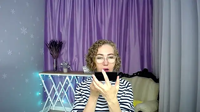 Snapshot of queen_a_n_i chatting on June 24, 6:34 am queen a n i online show from June 24, 6:34 am