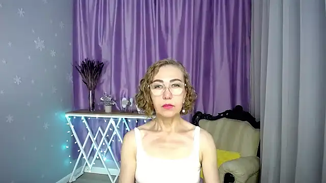 Snapshot of queen_a_n_i chatting on July 27, 10:00 am queen a n i online show from July 27, 10:00 am