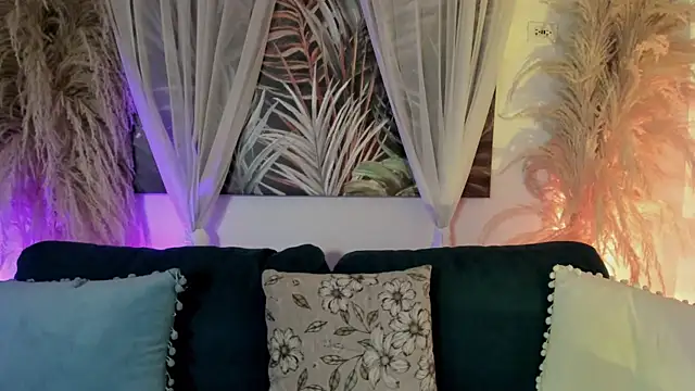Snapshot of Nicolle_W chatting on April 18, 9:24 am Nicolle W online show from April 18, 9:24 am