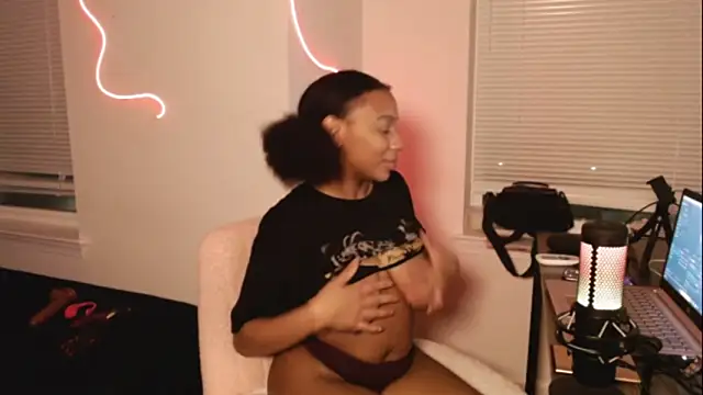 Snapshot of EatSweetMolly chatting on February 7, 4:59 am EatSweetMolly online show from February 7, 4:59 am