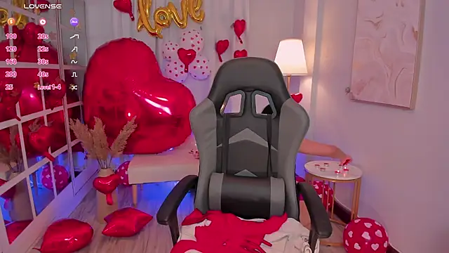 LeahJones  online show from February 14, 3:53 pm