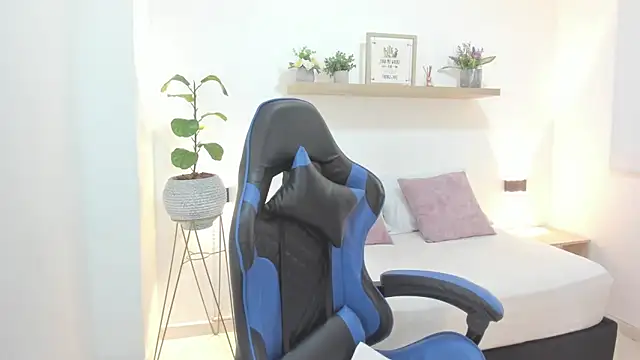Snapshot of bella_99_ chatting on April 25, 11:24 am bella 99 online show from April 25, 11:24 am
