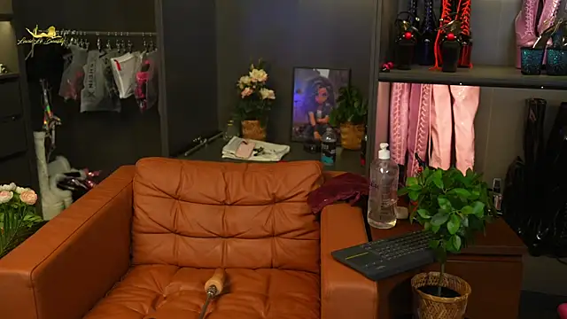 Snapshot of lacie_le_beauty chatting on January 13, 5:12 pm lacie le beauty online show from January 13, 5:12 pm