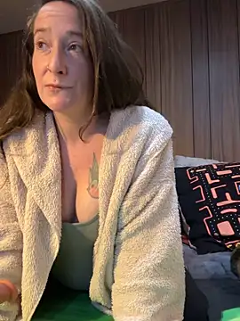 Mini And The Bear online show from February 7, 7:50 pm