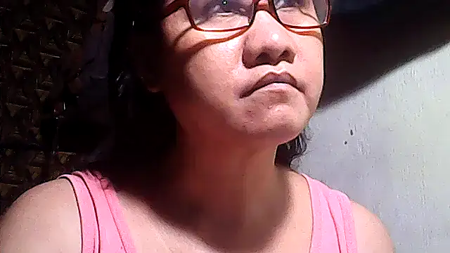 Snapshot of sweetsosie18 chatting on April 23, 12:29 pm sweetsosie18 online show from April 23, 12:29 pm