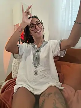 amanilouve online show from March 30, 11:00 am