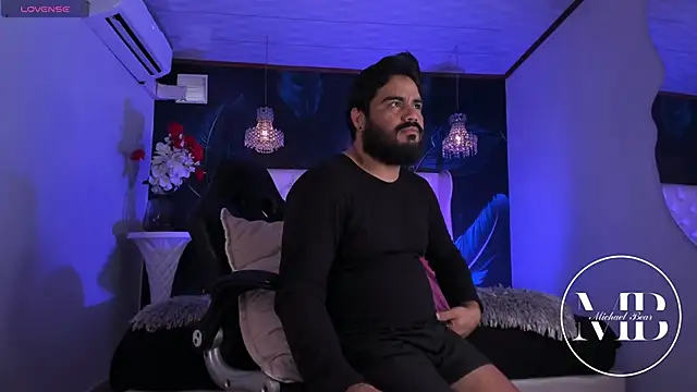 Snapshot of MichaelBear_ chatting on February 9, 1:26 pm MichaelBear online show from February 9, 1:26 pm