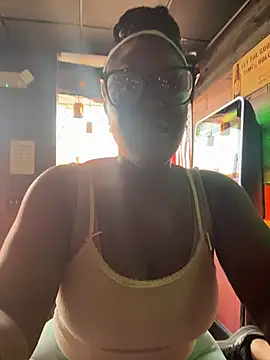 Snapshot of TilaTotti chatting on July 22, 10:23 pm TilaTotti online show from July 22, 10:23 pm
