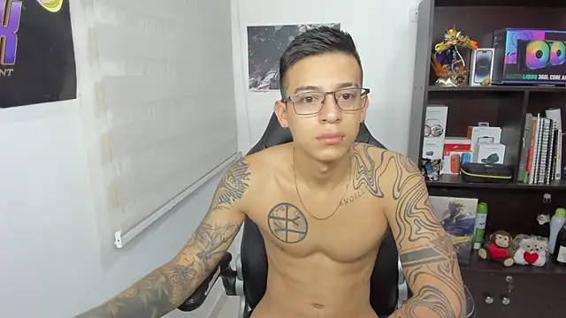 Snapshot of SIXXTOLOVE18 chatting on March 13, 3:33 am SIXXTOLOVE18 online show from March 13, 3:33 am