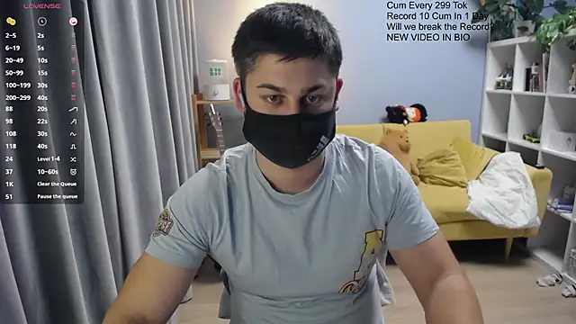 Snapshot of Tomguys chatting on April 30, 8:15 pm Tomguys online show from April 30, 8:15 pm
