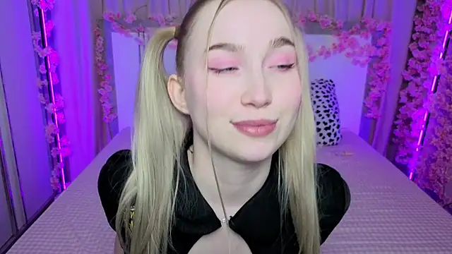 Snapshot of LilyStarlight chatting on April 6, 4:46 am LilyStarlight online show from April 6, 4:46 am