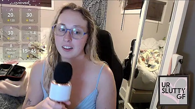 Snapshot of ursluttygf chatting on December 29, 3:22 am ursluttygf online show from December 29, 3:22 am