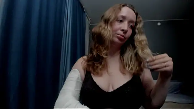 Snapshot of Eva_Rikchter chatting on July 2, 8:26 pm Eva Rikchter online show from July 2, 8:26 pm