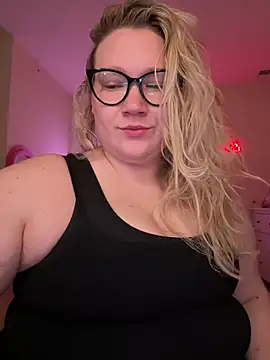 Snapshot of PiggyRose chatting on March 19, 12:26 am PiggyRose online show from March 19, 12:26 am