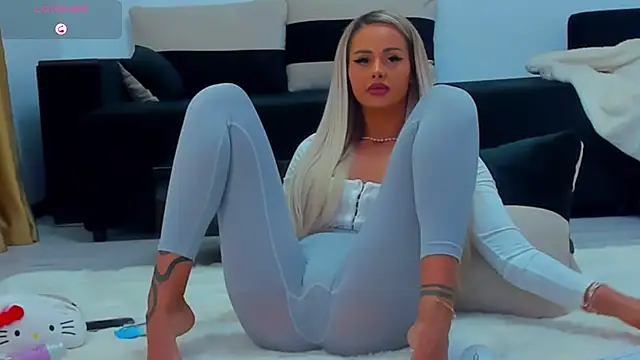 Snapshot of MelanieLexxx chatting on January 6, 5:49 pm MelanieLexxx online show from January 6, 5:49 pm