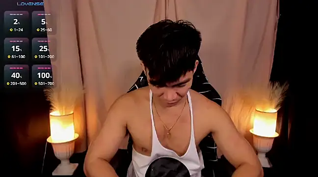 Snapshot of 000batman000 chatting on January 30, 2:06 am 000batman000 online show from January 30, 2:06 am