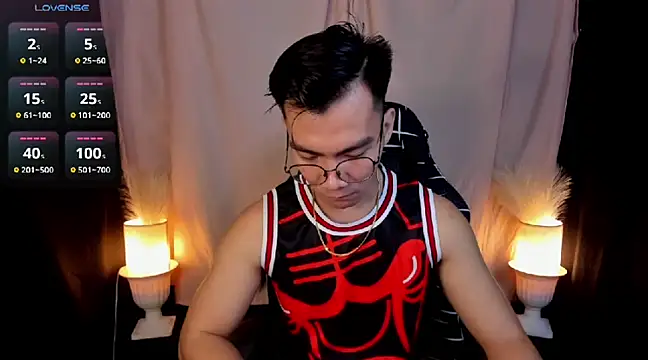 Snapshot of 000batman000 chatting on February 4, 4:05 am 000batman000 online show from February 4, 4:05 am