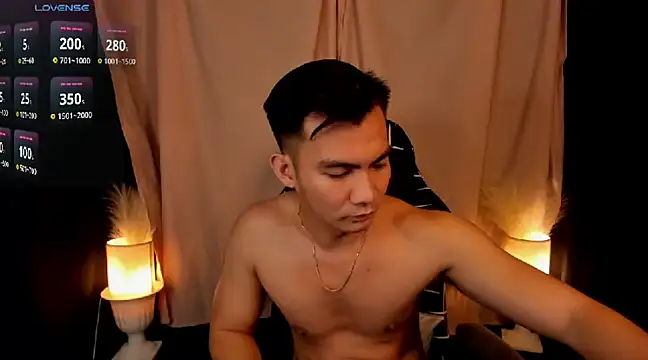 Snapshot of 000batman000 chatting on February 5, 8:11 am 000batman000 online show from February 5, 8:11 am