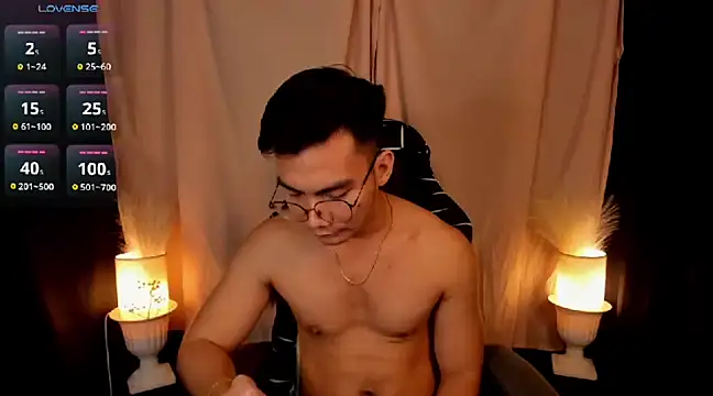 Snapshot of 000batman000 chatting on February 6, 5:57 am 000batman000 online show from February 6, 5:57 am