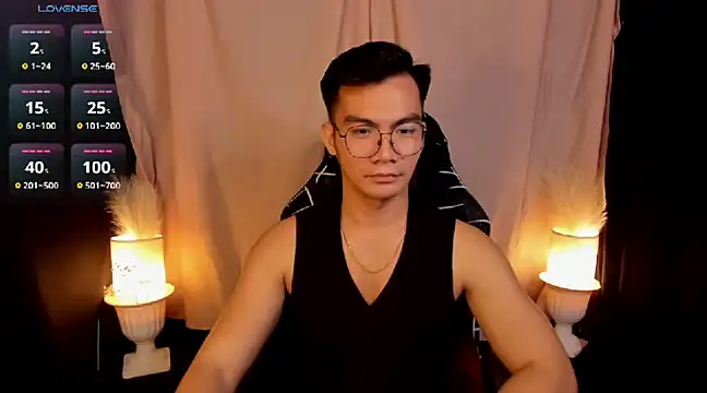 Snapshot of 000batman000 chatting on February 10, 7:04 am 000batman000 online show from February 10, 7:04 am