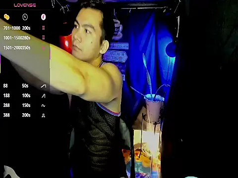 Snapshot of 000batman000 chatting on February 27, 1:11 pm 000batman000 online show from February 27, 1:11 pm