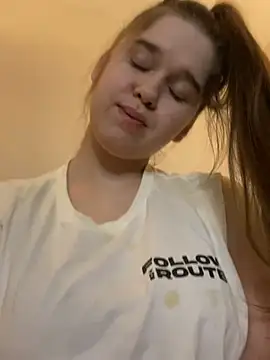 Snapshot of HornyGirlH chatting on March 1, 1:11 am HornyGirlH online show from March 1, 1:11 am