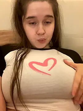 Snapshot of HornyGirlH chatting on October 23, 1:05 am HornyGirlH online show from October 23, 1:05 am