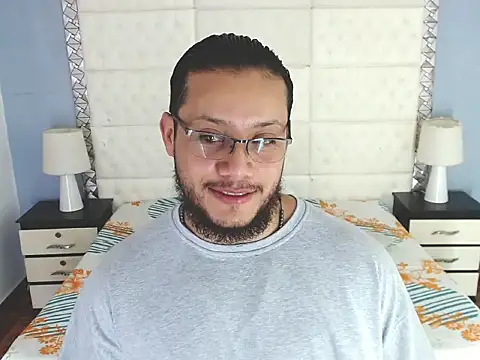 Snapshot of WilliamJhons chatting on March 14, 12:43 am WilliamJhons online show from March 14, 12:43 am