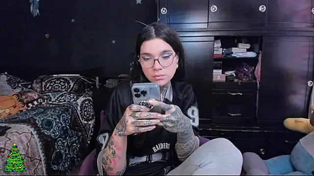 Snapshot of Lilmarieee chatting on December 12, 8:10 pm Lilmarieee online show from December 12, 8:10 pm