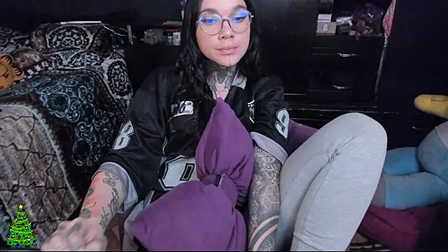 Snapshot of Lilmarieee chatting on December 12, 11:14 pm Lilmarieee online show from December 12, 11:14 pm