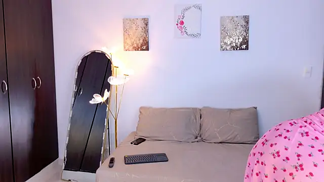 Snapshot of SarahCinnamon- chatting on April 21, 8:34 pm SarahCinnamon- online show from April 21, 8:34 pm