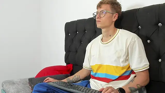 Snapshot of A_sexy_couple__ chatting on October 5, 9:13 pm A sexy couple   online show from October 5, 9:13 pm