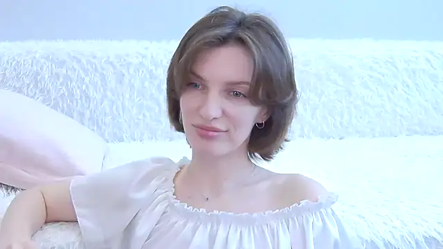 Snapshot of Beauty_Alex chatting on May 18, 2:51 am Beauty Alex online show from May 18, 2:51 am