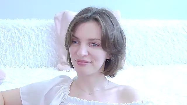 Snapshot of Beauty_Alex chatting on May 18, 4:07 am Beauty Alex online show from May 18, 4:07 am