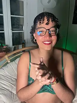 Snapshot of Lauyako chatting on May 6, 11:48 am Lauyako online show from May 6, 11:48 am