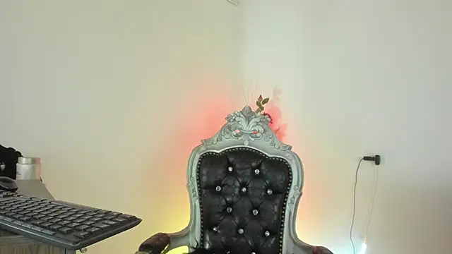 Snapshot of Hela_wet chatting on February 5, 1:15 am Hela wet online show from February 5, 1:15 am