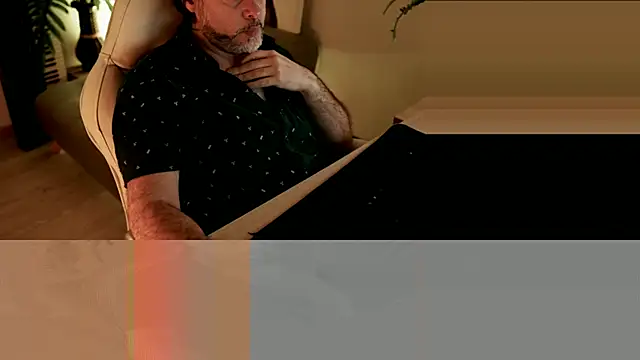 Snapshot of Sanders_White chatting on December 12, 3:10 am Sanders White online show from December 12, 3:10 am