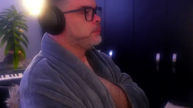 Snapshot of Sanders_White chatting on September 15, 1:44 pm Sanders White online show from September 15, 1:44 pm