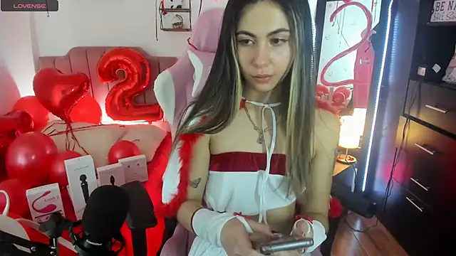 Snapshot of lilly_sweett chatting on December 15, 7:02 am lilly sweett online show from December 15, 7:02 am