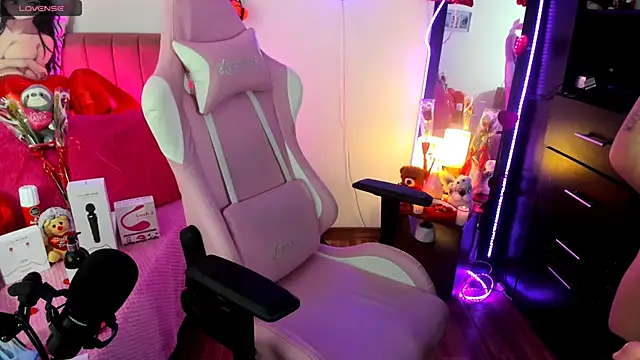 Snapshot of lilly_sweett chatting on February 15, 6:44 am lilly sweett online show from February 15, 6:44 am