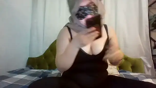 insatiableeee online show from April 14, 8:37 pm