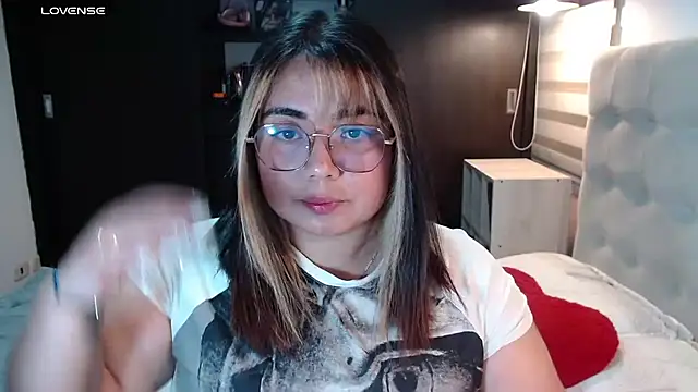 Snapshot of yini_angel chatting on July 7, 4:37 am yini angel online show from July 7, 4:37 am