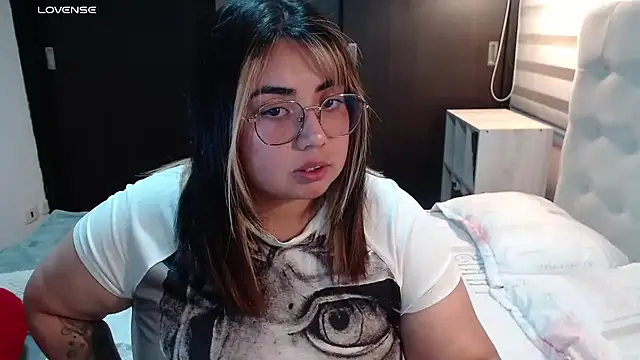Snapshot of yini_angel chatting on July 7, 6:47 am yini angel online show from July 7, 6:47 am