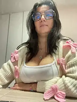 Snapshot of SWEETLILY18 chatting on January 28, 11:28 am SWEETLILY18 online show from January 28, 11:28 am