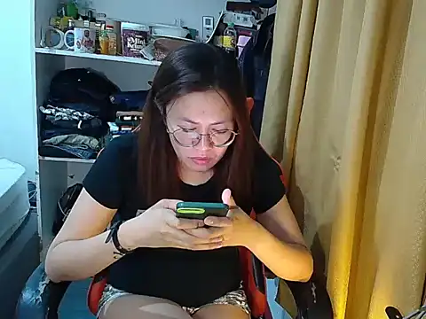 Snapshot of crizzybel chatting on April 21, 4:23 pm crizzybel online show from April 21, 4:23 pm