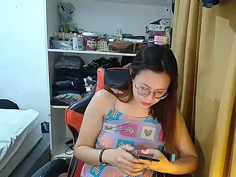 Snapshot of crizzybel chatting on May 4, 6:48 pm crizzybel online show from May 4, 6:48 pm