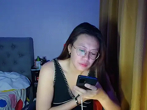 Snapshot of crizzybel chatting on May 28, 4:21 am crizzybel online show from May 28, 4:21 am