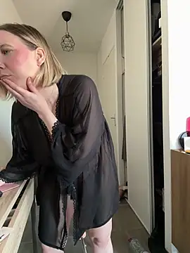 Snapshot of dollssfr chatting on March 5, 11:38 am dollssfr online show from March 5, 11:38 am