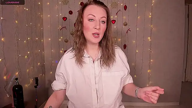 Snapshot of Mira_Xo_ chatting on December 7, 5:48 am Mira Xo online show from December 7, 5:48 am