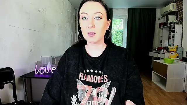 Snapshot of Mira_Xo_ chatting on October 18, 10:16 am Mira Xo online show from October 18, 10:16 am